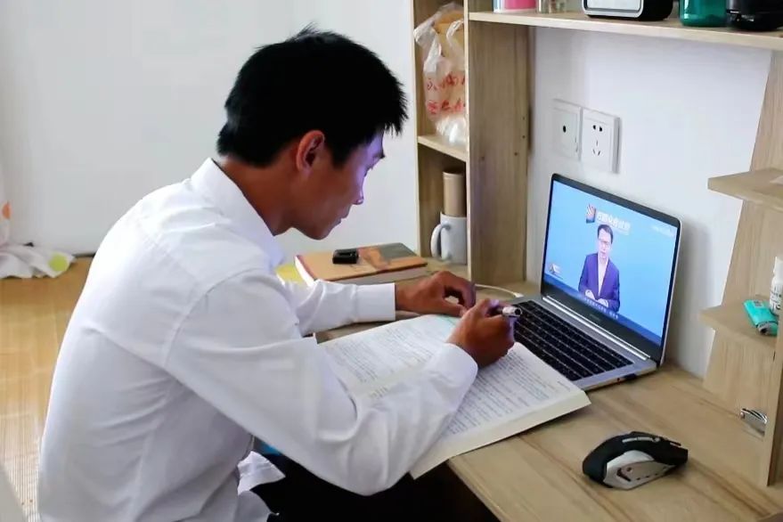 励志！外卖小哥送餐路上收到上海交大硕士录取通知书！同事都叫他“阿甘”……休闲区蓝鸢梦想 - Www.slyday.coM