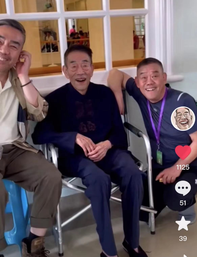 杨少华携俩儿外出玩乐被贴心照顾喜笑颜开父子三人相处温馨