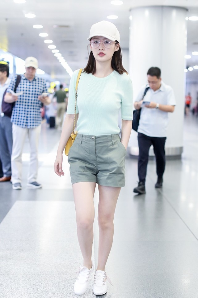 李沁这样的女生谁看了不喜欢,夏季穿搭活泼清爽,真是氧气美女__财经