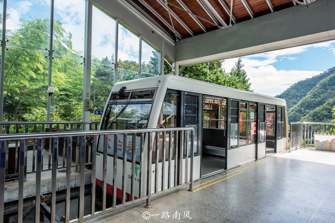 三叠泉缆车也叫森林小火车,是目前亚洲最先进的有轨缆车,全程1496米