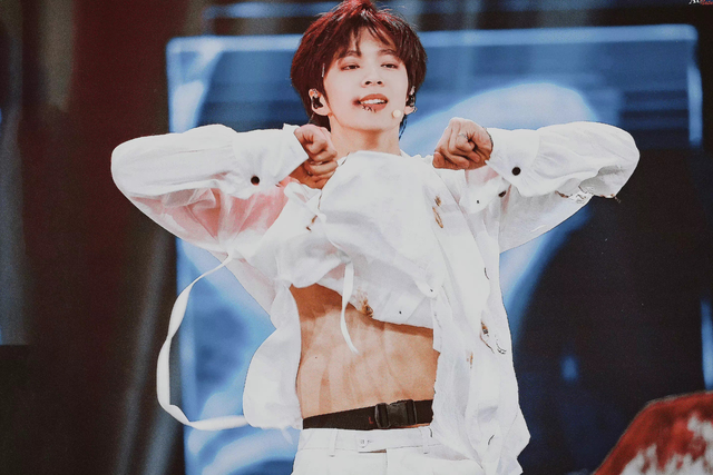 刘耀文与张一山秀腹肌惹争议导演吴彤被围攻操作令人迷惑