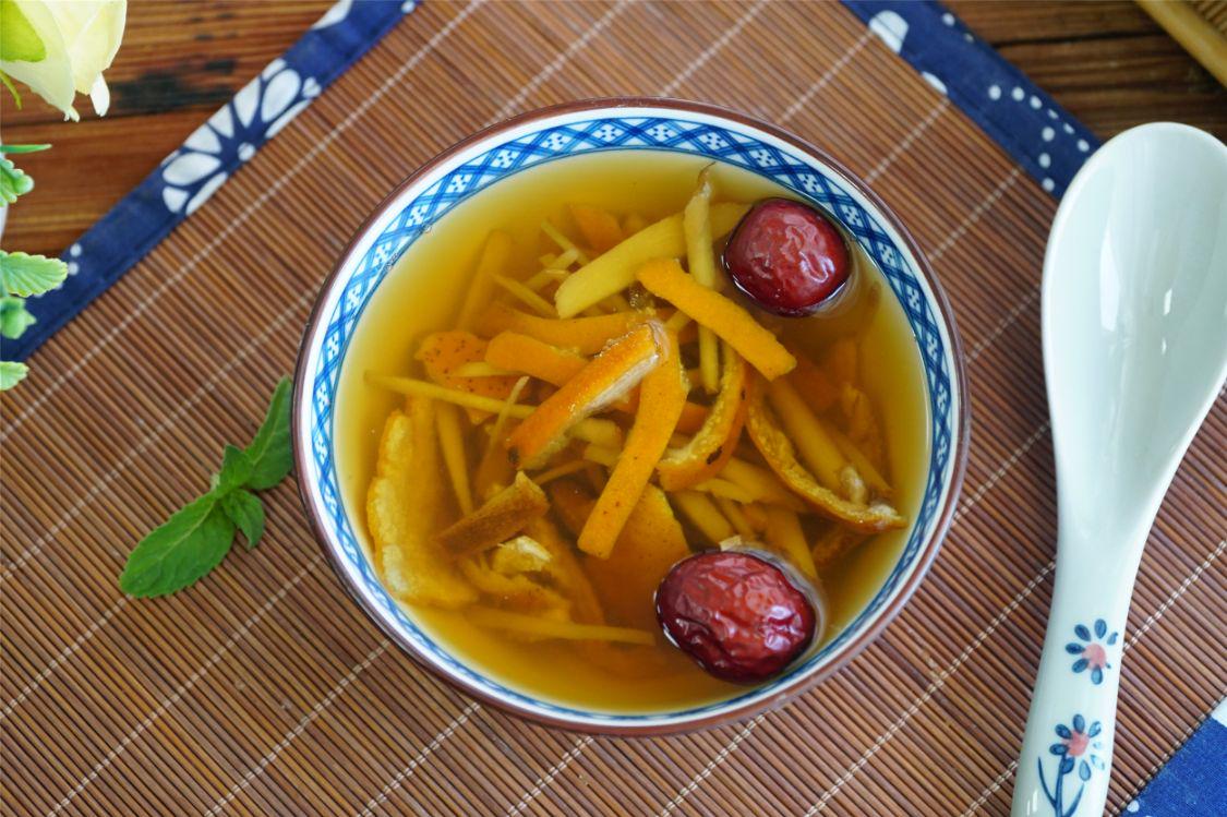 陈皮药食同源,性温和中,在煲汤的时候加入陈皮,清香怡人,诱人食欲