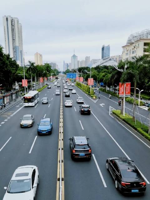 南宁市车辆行驶最多的道路民族大道上车水马龙