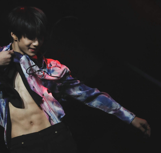 刘耀文与张一山秀腹肌惹争议,导演吴彤被"围攻",操作令人迷惑