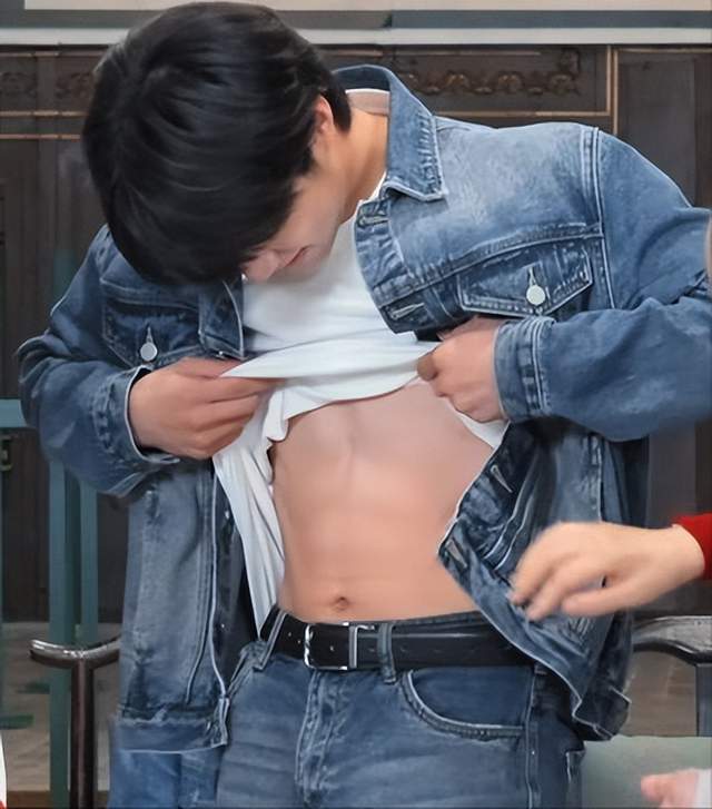 刘耀文与张一山秀腹肌惹争议导演吴彤被围攻操作令人迷惑