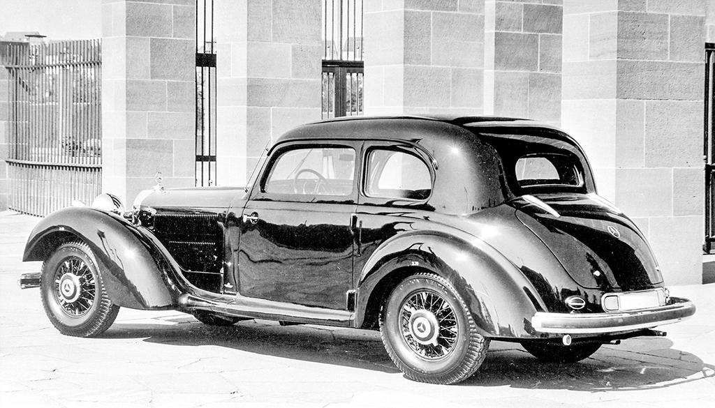 钢板之间的观察孔逐渐演变为前风挡,梅赛德斯自1930年开始将770装甲化