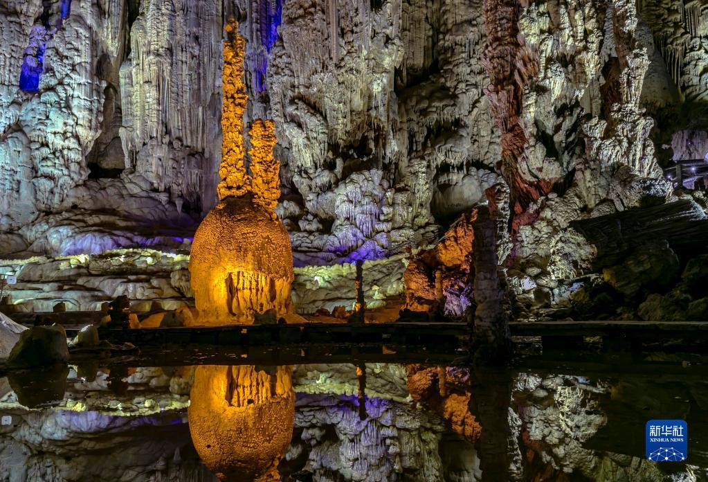 7月8日拍摄的毕节市织金洞景区内景色.新华社发(范晖 摄)