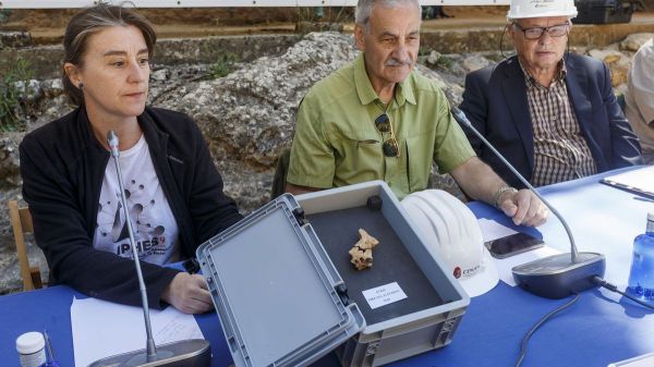 7日，阿塔普埃尔卡山考古遗址的负责人展示了部分骸骨化石。（埃菲社）