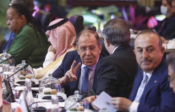 图片说明：8日，俄外长拉夫罗夫（中）在G20外长会会场。（欧新社）