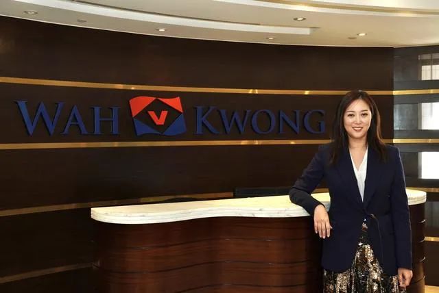 金融女执掌家族企业成世界船王还拿下小16岁豪门男友