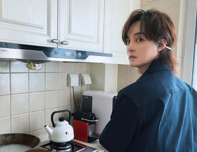 E句话看天下休闲区蓝鸢梦想 - Www.slyday.coM