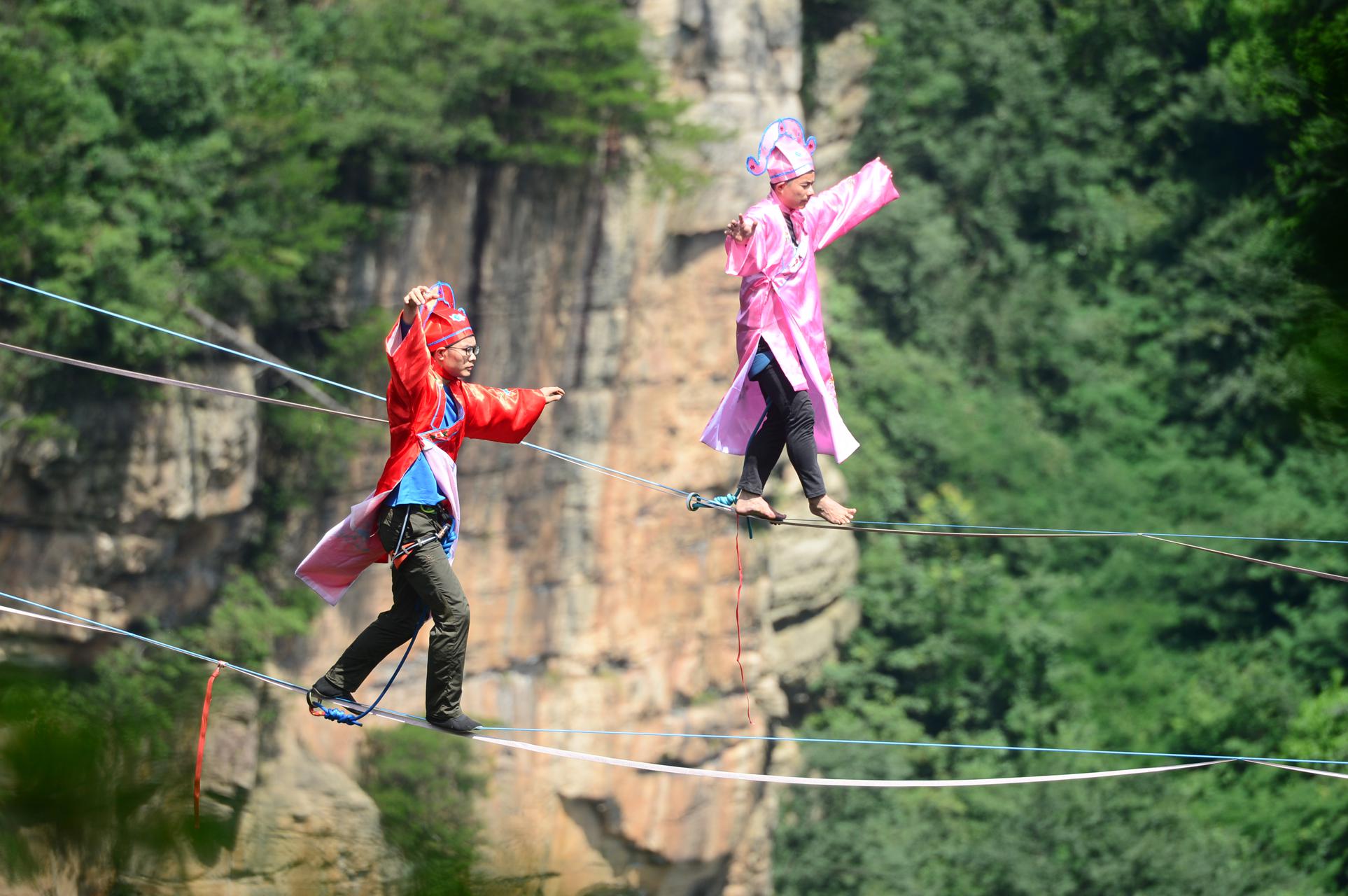 张家界黄石寨千米高空上演扁带赛 ,决赛选手汉服上阵|张家界市|黄石市