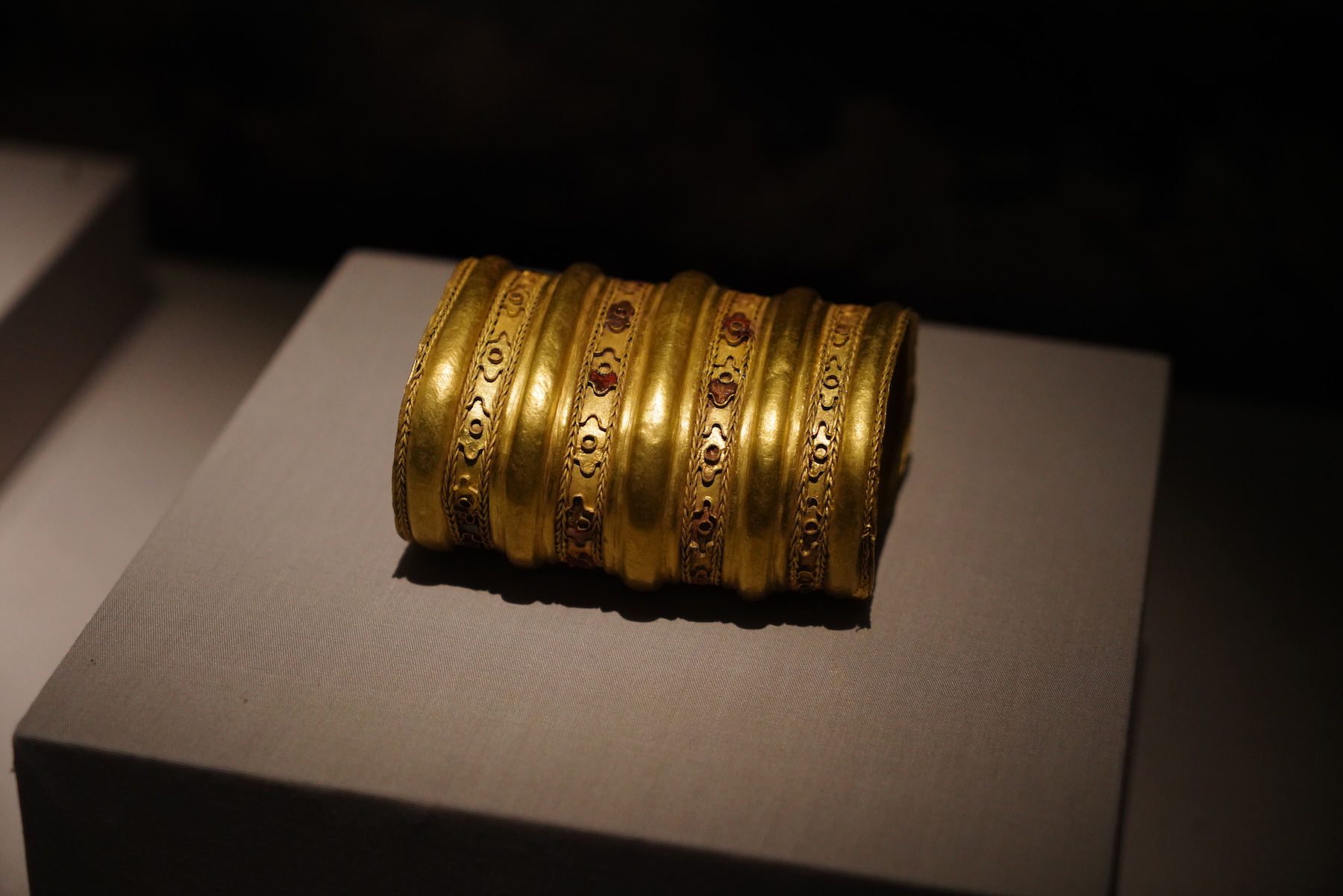 马家塬遗址出土 臂钏