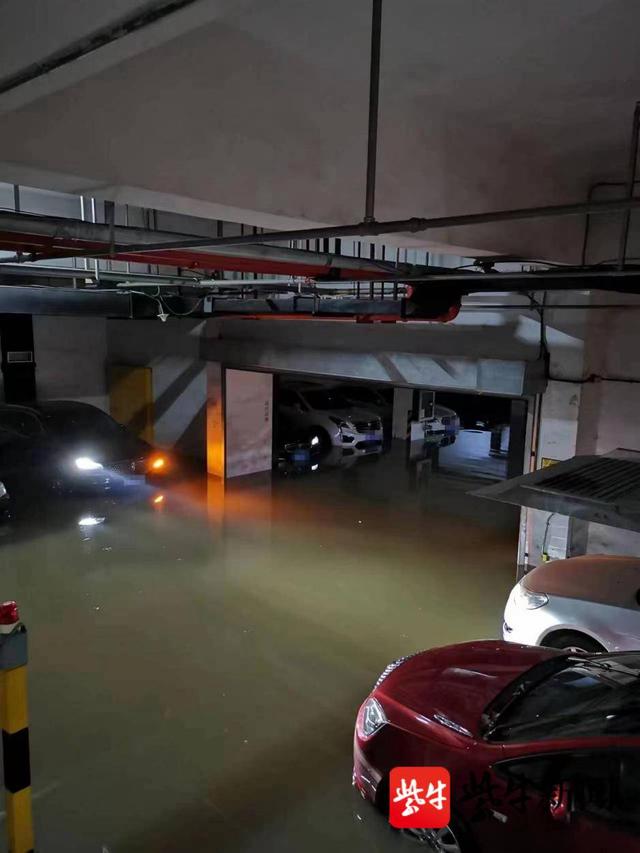 银城物业太拖拉！南京银城东苑小区业主等了半个月，百余受淹车辆赔付方案至今未拿出休闲区蓝鸢梦想 - Www.slyday.coM