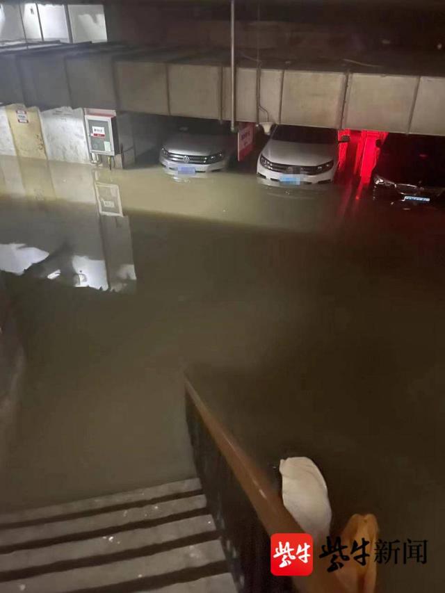 银城物业太拖拉！南京银城东苑小区业主等了半个月，百余受淹车辆赔付方案至今未拿出休闲区蓝鸢梦想 - Www.slyday.coM