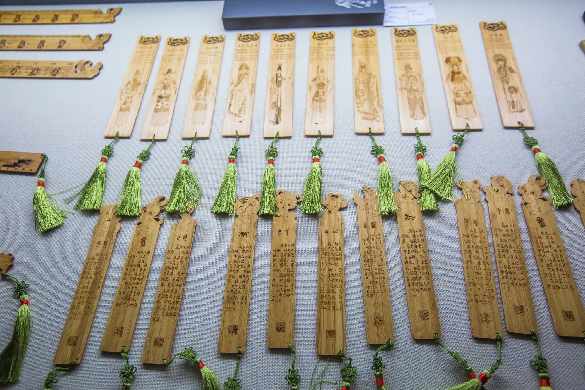 徽州雕刻技艺的高超所折服,还可以在馆中的伴手礼店转转,这些文创产品