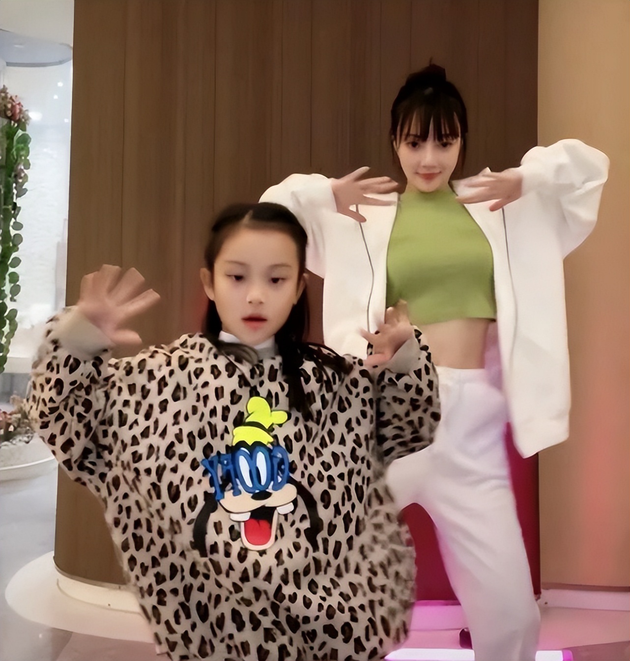 李小璐带女儿玩滑板,因让9岁甜馨穿露脐装引发争议