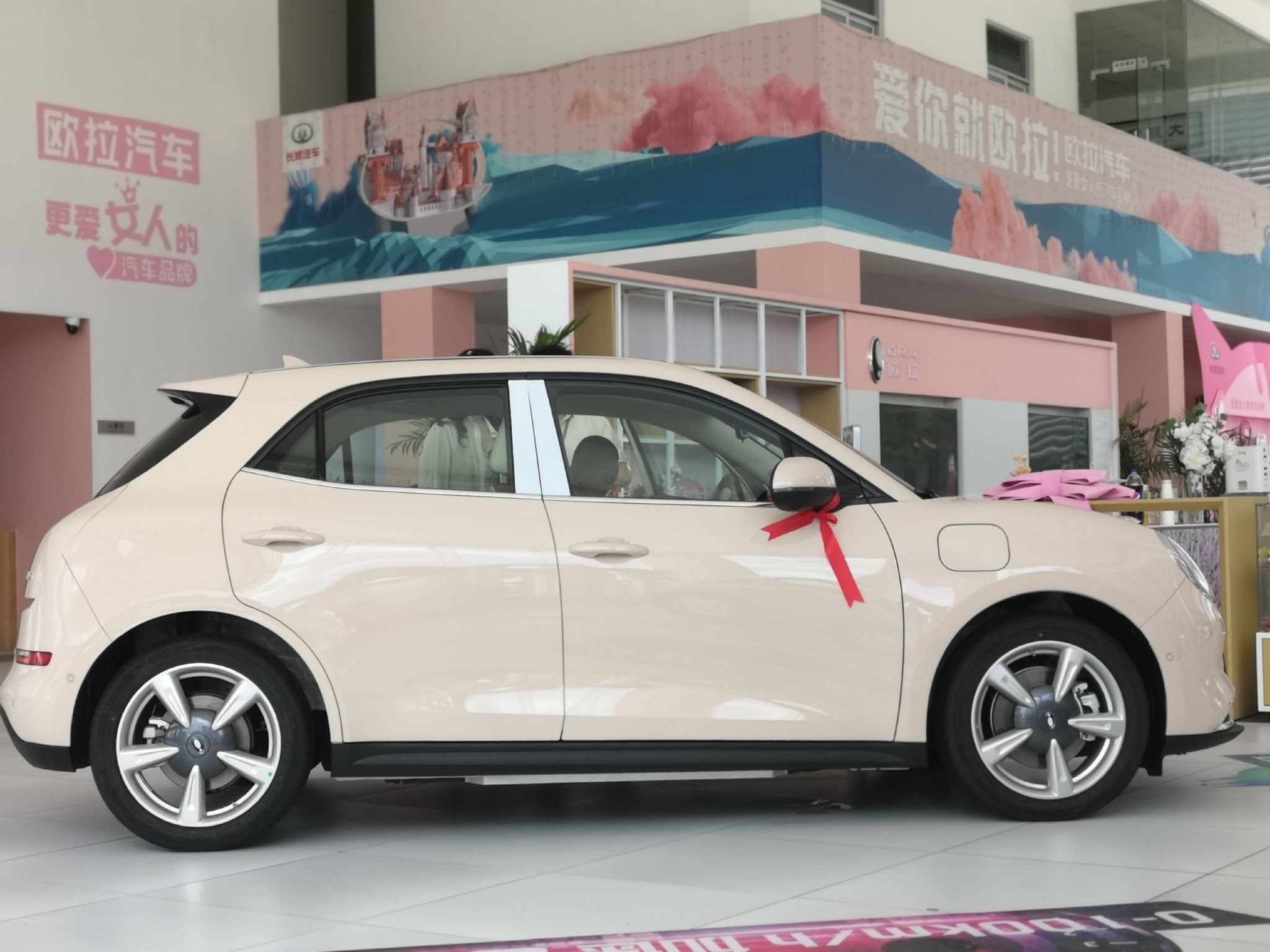 更懂小姐姐的电动车实拍2022款欧拉好猫莫兰迪版