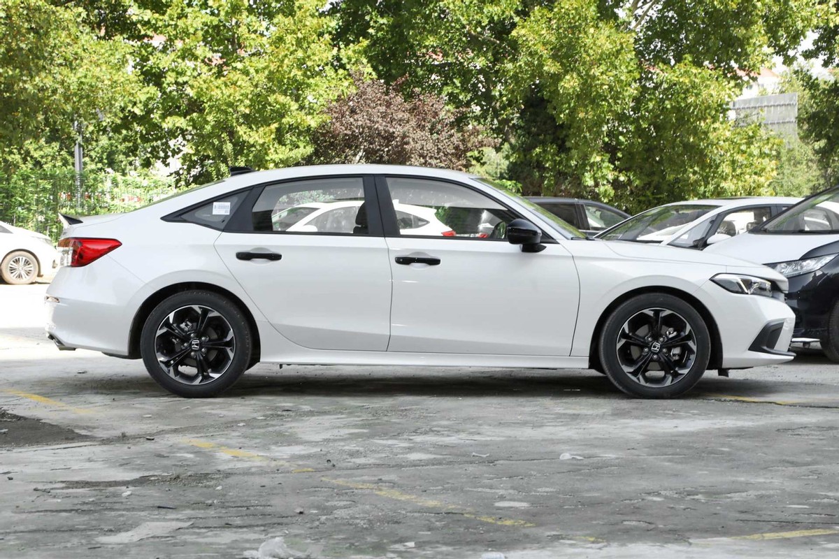 实拍本田思域15t燃动版不到15万配置丰富又好看值得选吗