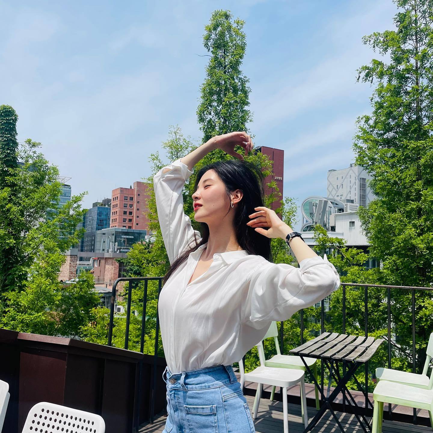 少女时代徐贤,白衬衫牛仔裤,简单夏日时尚,迷人魅力,蚂蚁腰身