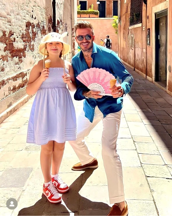 小七被宠成公主11岁生日哥哥们排队送祝福,她穿碎花裙胖乎乎超萌休闲区蓝鸢梦想 - Www.slyday.coM 小七被宠成公主11岁生日哥哥们排队送祝福,她穿碎花裙胖乎乎超萌休闲区蓝鸢梦想 - Www.slyday.coM