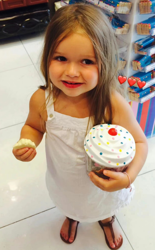 小七被宠成公主11岁生日哥哥们排队送祝福,她穿碎花裙胖乎乎超萌休闲区蓝鸢梦想 - Www.slyday.coM 小七被宠成公主11岁生日哥哥们排队送祝福,她穿碎花裙胖乎乎超萌休闲区蓝鸢梦想 - Www.slyday.coM