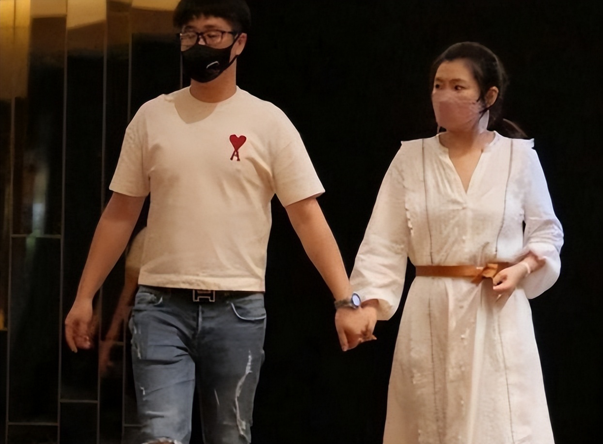 selina和父母均在场,获家人祝福|任容萱|男友|施宇_新浪新闻