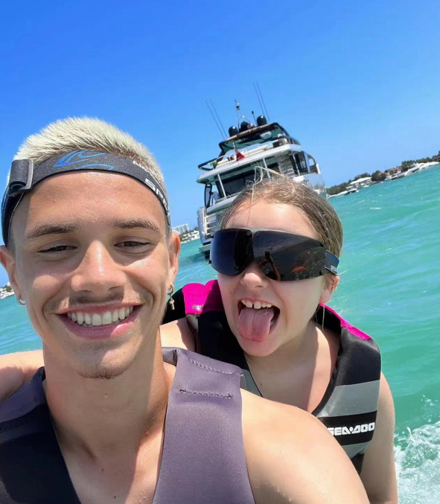 小七被宠成公主11岁生日哥哥们排队送祝福,她穿碎花裙胖乎乎超萌休闲区蓝鸢梦想 - Www.slyday.coM 小七被宠成公主11岁生日哥哥们排队送祝福,她穿碎花裙胖乎乎超萌休闲区蓝鸢梦想 - Www.slyday.coM