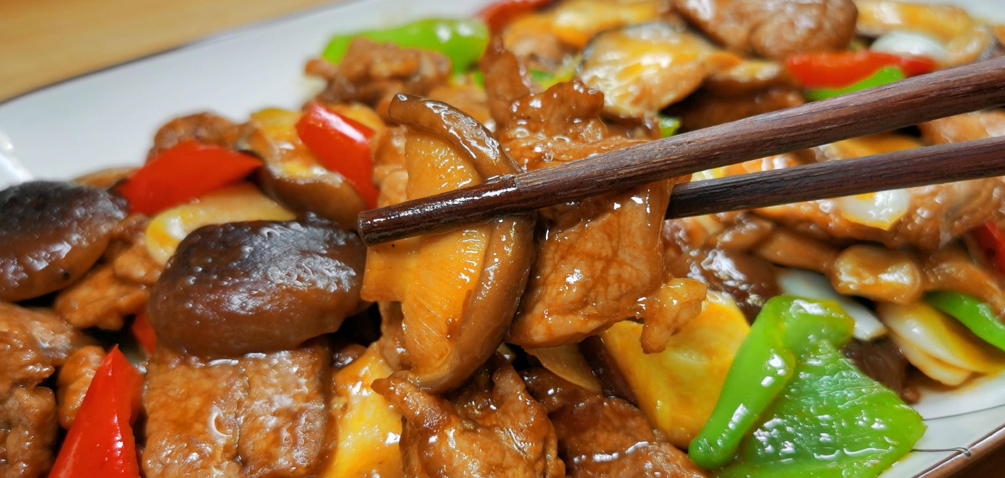 香菇和肉一块炒做出鲜香下饭的家常菜营养味美