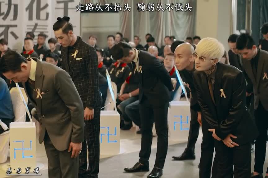 "这个白毛有点拽呀!走路从不抬头,鞠躬从不低头!