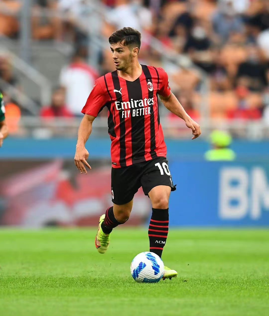 米兰前腰不软了迪亚斯练成魔鬼筋肉人新赛季将坐稳首发