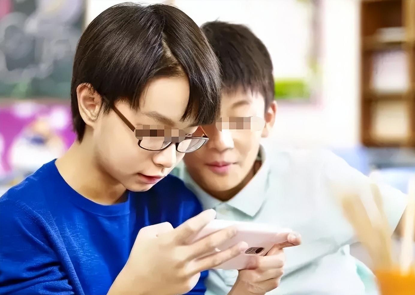 初中男生为了玩游戏,偷买8部手机,却被告知并不是"网瘾"__财经头条