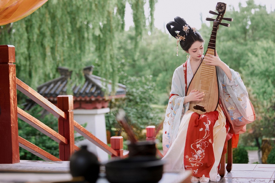 犹抱琵琶半遮面周洁琼古风写真翩跹起舞