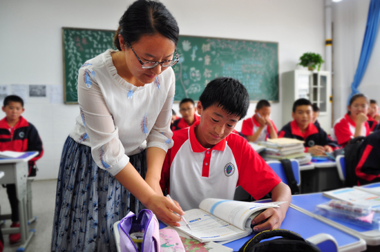     会宁县的教师在课间给藏族学生索南达吉辅导