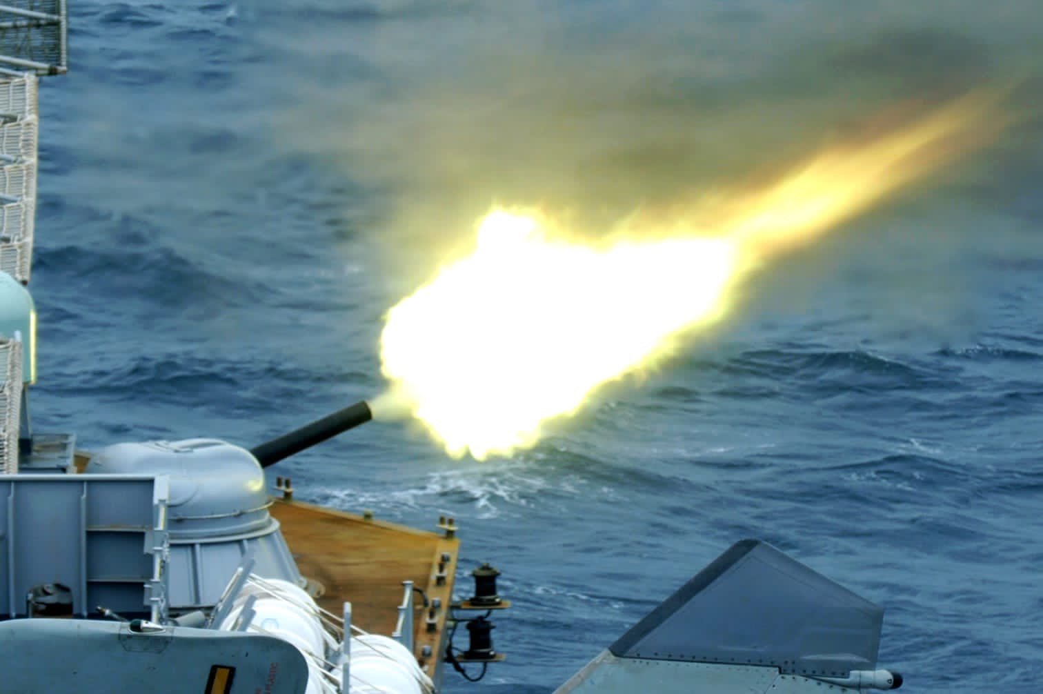 舰载AK630M舰炮进行实弹试射