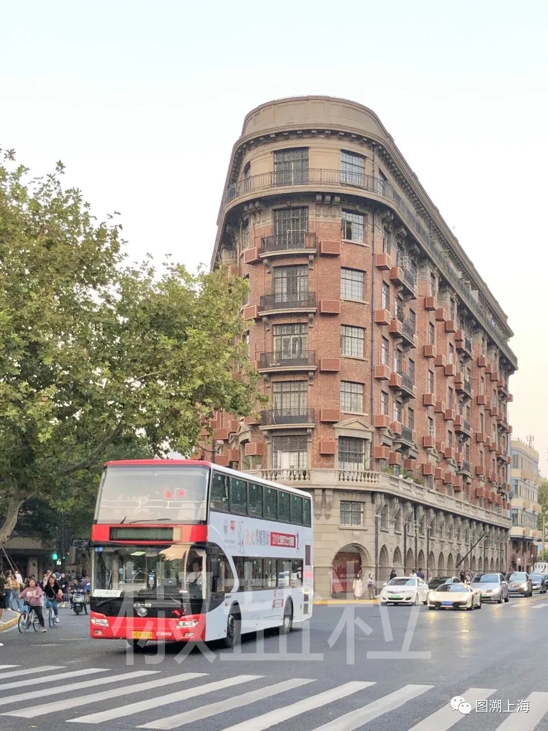 911路区间zk6116hgs2(z1b)型双层车经过武康大楼前,张渊源摄