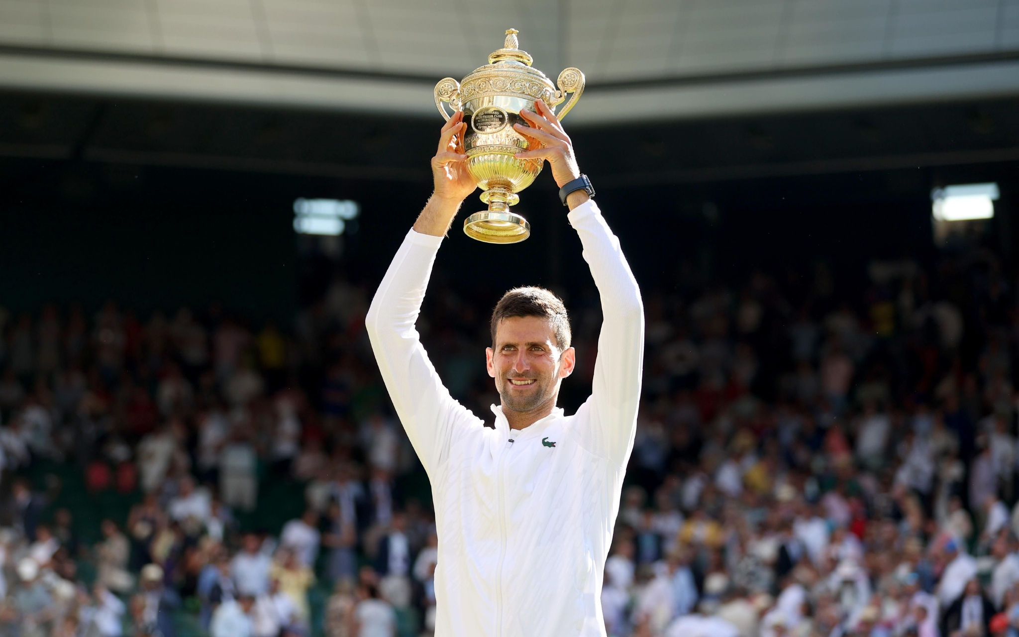 德约科维奇第7次举起温网冠军奖杯.  图/新华社