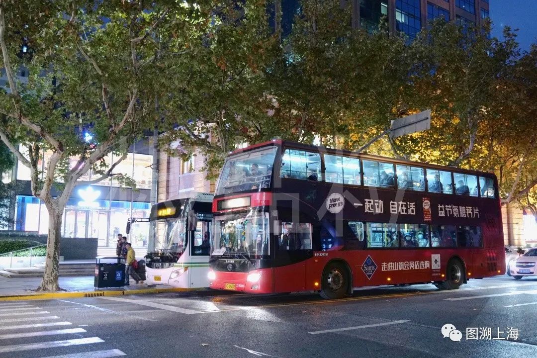 911路区间zk6116hgs2(z1b)型行驶于淮海中路,李凯摄搭乘双层车,想要坐