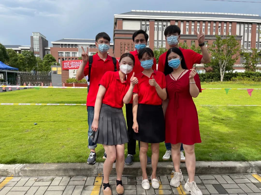 上海市顾村中学初三班主任红衣送考小分队