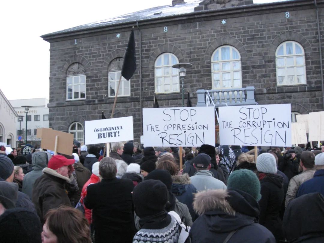 2008年11月15日，约6000人在冰岛议会前抗议。图片来源：Wikipedia
