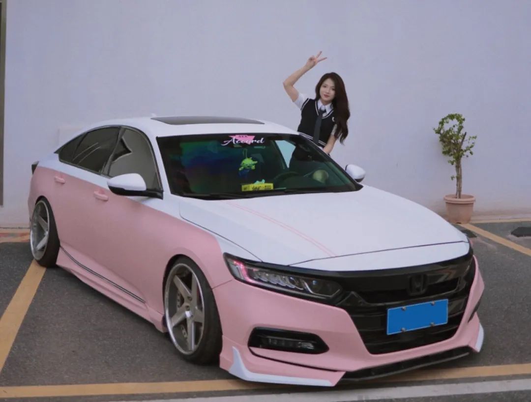 配上他们的大倾角,所以慢慢的我也下定决心想要玩车,十代雅阁的造型