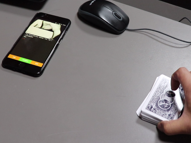 赌博时就能够预先知道纸牌的大小对着这副纸牌只需要用手机侧面的摄像