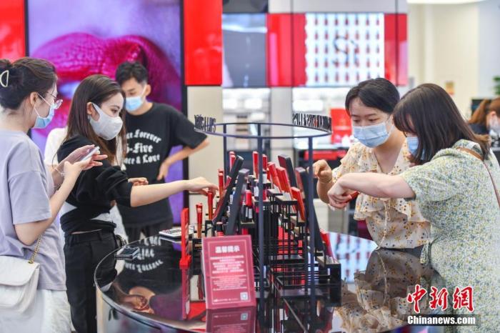资料图:顾客在中免集团海口日月广场免税店选购化妆品。 中新社记者 骆云飞 摄