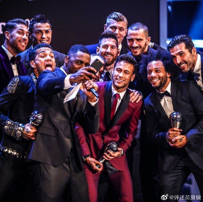 群星自拍照詹俊你能认出内马尔和梅西之间的球星是谁吗