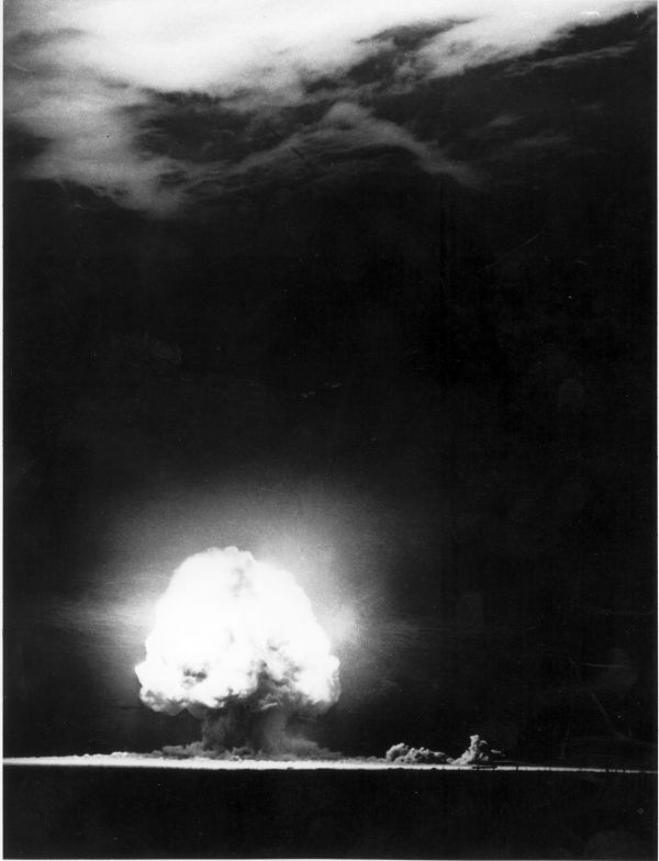 1945年7月16日，美国新墨西哥州，在阿拉莫加多进行实验的第一次军事核爆炸。（视觉中国）