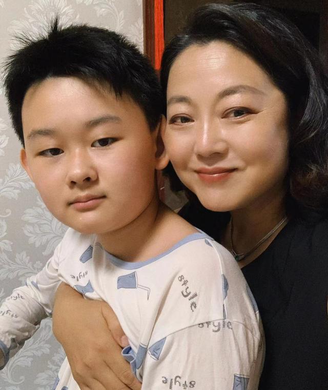戏骨王茜华晒母子合照戴珠宝身材显富态儿子虎头虎脑很可爱