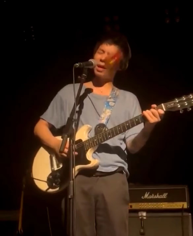 脏手指乐队演唱时突发意外台下观众朝主唱扔烟盒险些砸伤眼睛