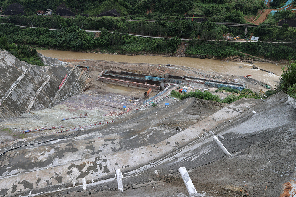 2022年7月6日,福建泉州,白濑水利枢纽工程大坝主体工程施工现场.