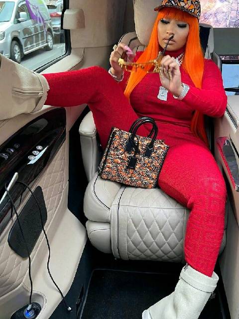 麻辣鸡nickiminaj最新前往英国分享街头鸡粉疯狂追鸡画面狂热程度让人