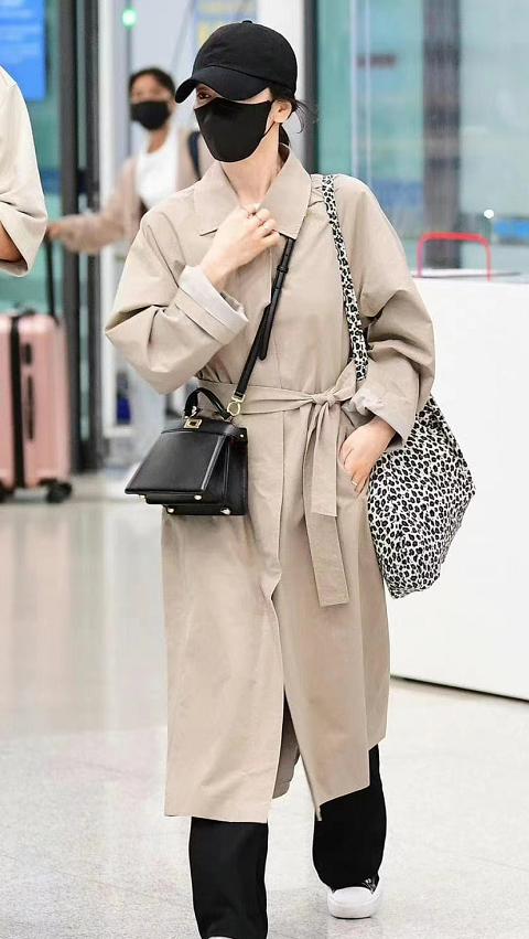 40岁宋慧乔风光回国!穿长风衣背3万8的手袋闪耀机场,明星范足